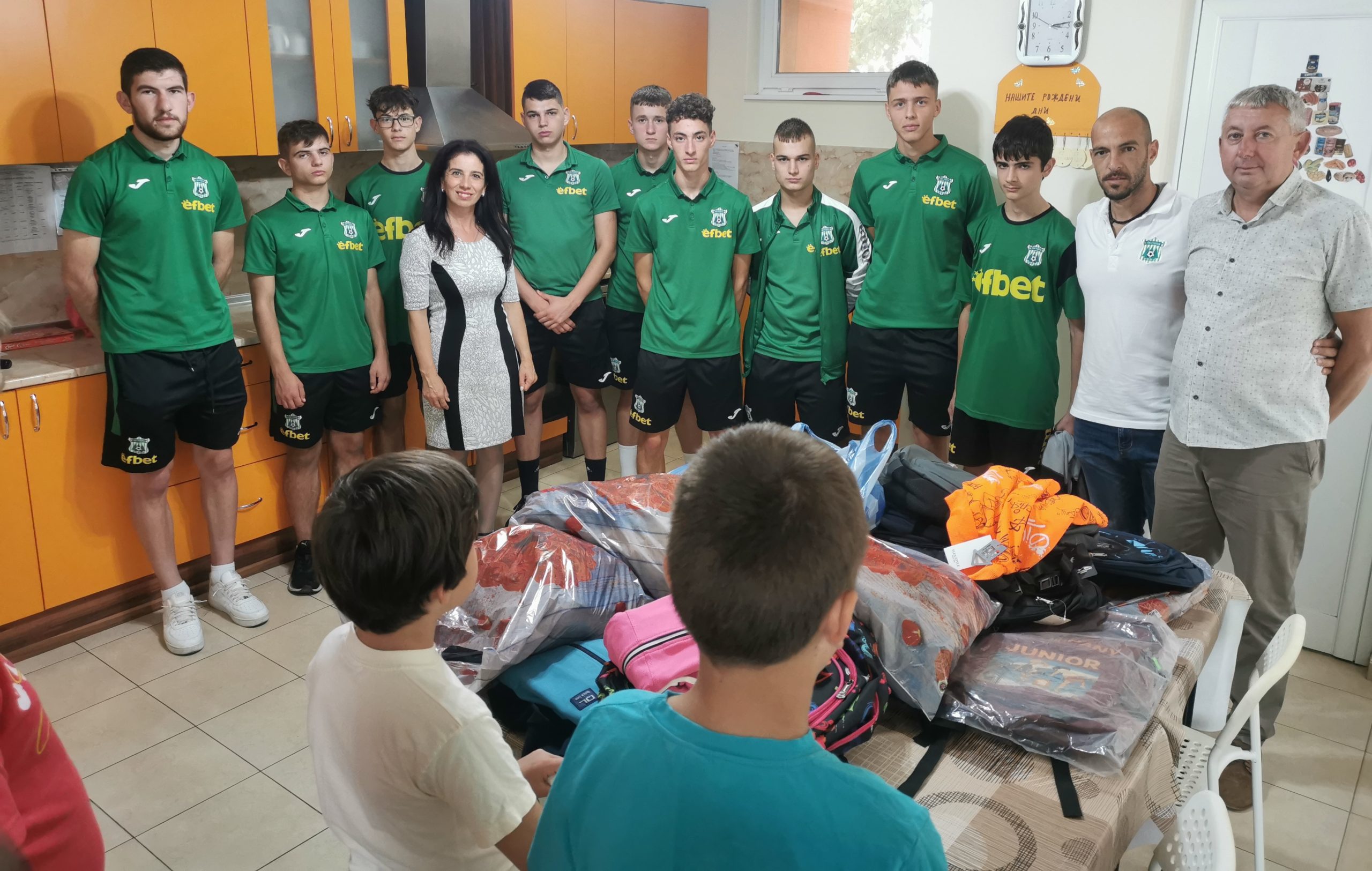 ФК „Родопа“ зарадва децата от Центъра за настаняване от семеен тип в Смолян